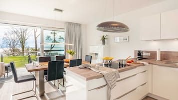 Een koelkast, een magnetron, een oven, een vaatwasser