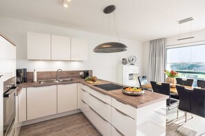 Kühlschrank, Mikrowelle, Ofen, Geschirrspüler