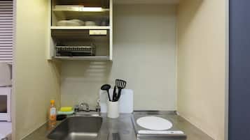 Double Room (303) | Private kitchenette | Fridge, microwave, stovetop, cookware/dishes/utensils