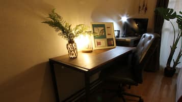 Double Room (306) | 1 bedroom, desk, iron/ironing board, free WiFi