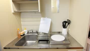 ダブルルーム (306) | 専用簡易キッチン | 冷蔵庫、電子レンジ、コンロ、調理器具と食器