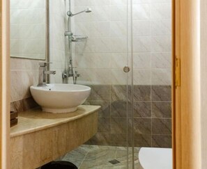 Douche, douche à « effet pluie », sèche-cheveux, savon