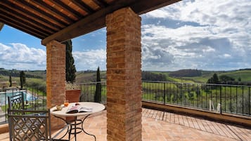 Master Suite Bellavista | Living area | 42-inch LED TV with digital channels, TV, Netflix