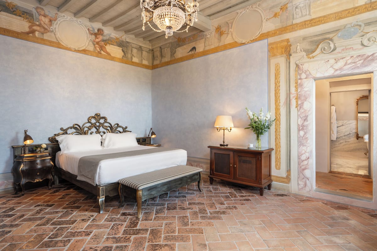 Master Suite Alessandri | Hypoallergeen beddengoed, donzen dekbedden, een minibar