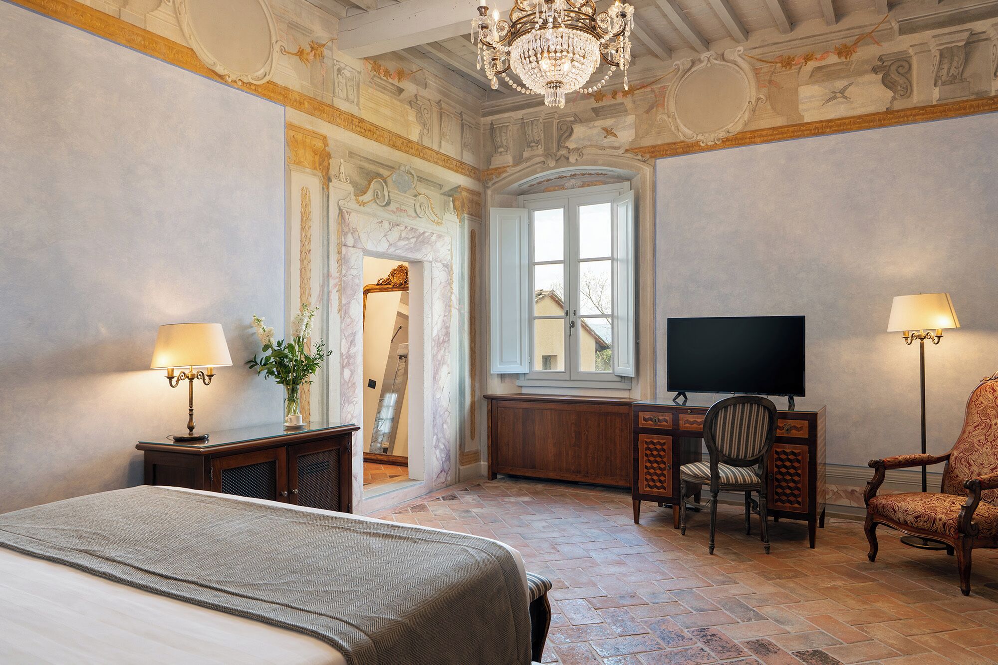 Master Suite Alessandri | Wohnbereich | 42-Zoll-LED-Fernseher mit Digitalempfang, Fernseher, Netflix