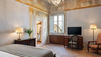 Master Suite Alessandri | Wohnbereich | 42-Zoll-LED-Fernseher mit Digitalempfang, Fernseher, Netflix