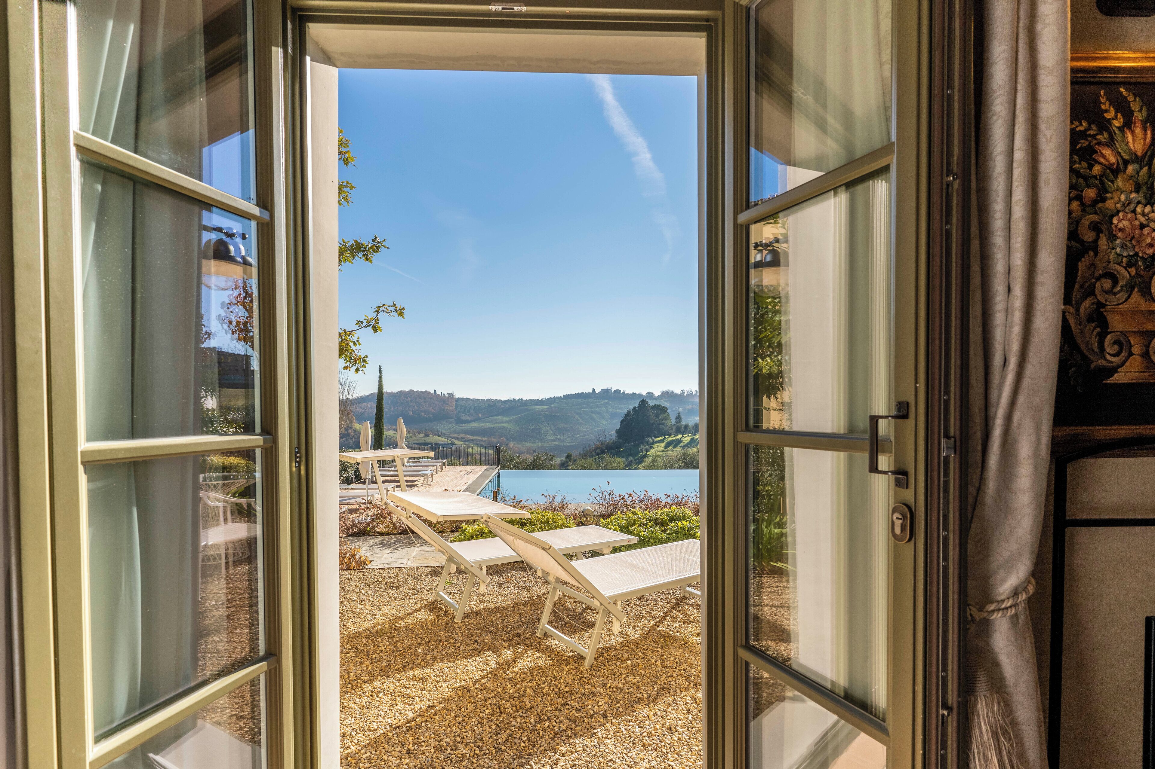 Pool Premium Suite | Literie hypoallergénique, couette en duvet d&#x27;oie, minibar