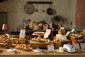 Breakfast buffet - Villa Petriolo (Cerreto Guidi)