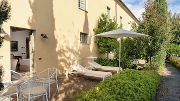 Pool Family suite | リビング エリア | 42 インチのLED テレビ (デジタル放送視聴可)、テレビ、Netflix