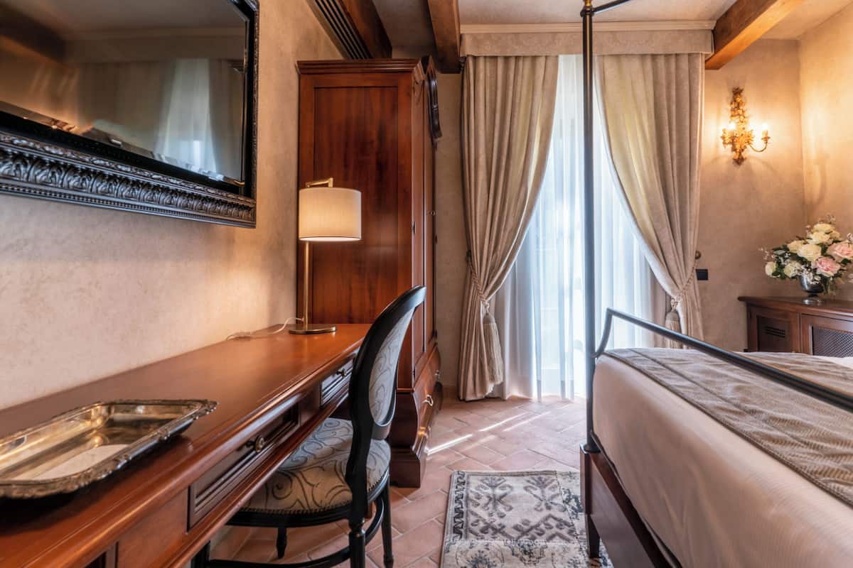 Pool Junior Suite | Hypoallergeen beddengoed, donzen dekbedden, een minibar