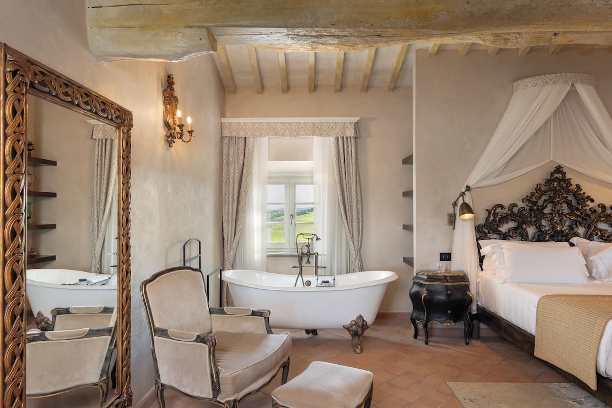 Master Suite Colombaia | Hypoallergeen beddengoed, donzen dekbedden, een minibar