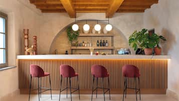 3 bars/lounges, cocktail bar