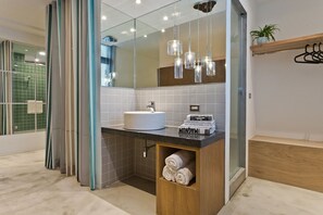 A modern bathroom with a large mirror, a white sink, and a towel shelf. - Island House (Kaohsiung)