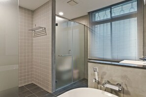 Quarto casal básico, 1 quarto (301) | Banheiro | Secador de cabelo, chinelos, shampoo, papel higiênico