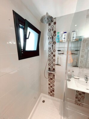 Dusche, Haartrockner, Handtücher, Seife