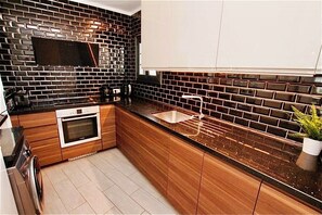 Een koelkast, een magnetron, een oven, een kookplaat