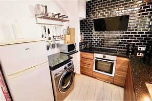 Een koelkast, een magnetron, een oven, een kookplaat