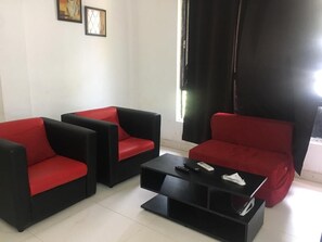 Superior Apartment | Ruang tamu | 32 inci televisyen LED dengan kabel, TV, filem tayangan pertama