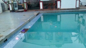 Piscine intérieure, piscine extérieure