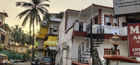 Vista frontal de la propiedad