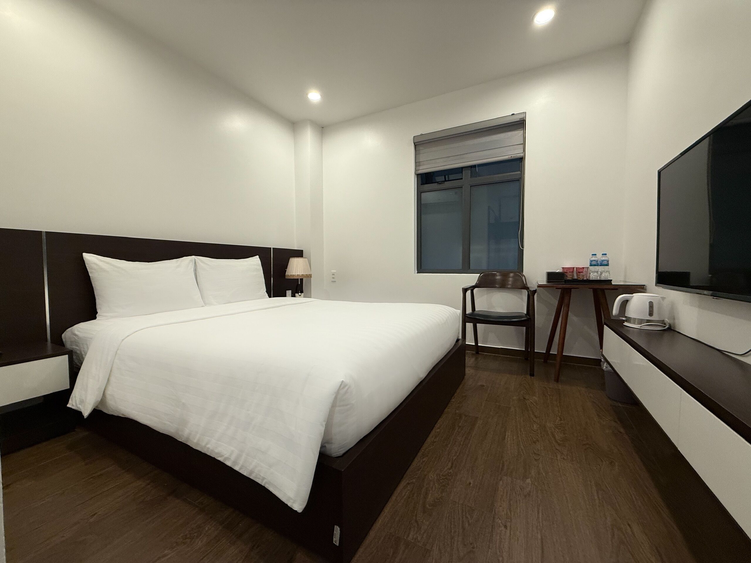 Standard Room | In-room safe, desk, blackout drapes, soundproofing