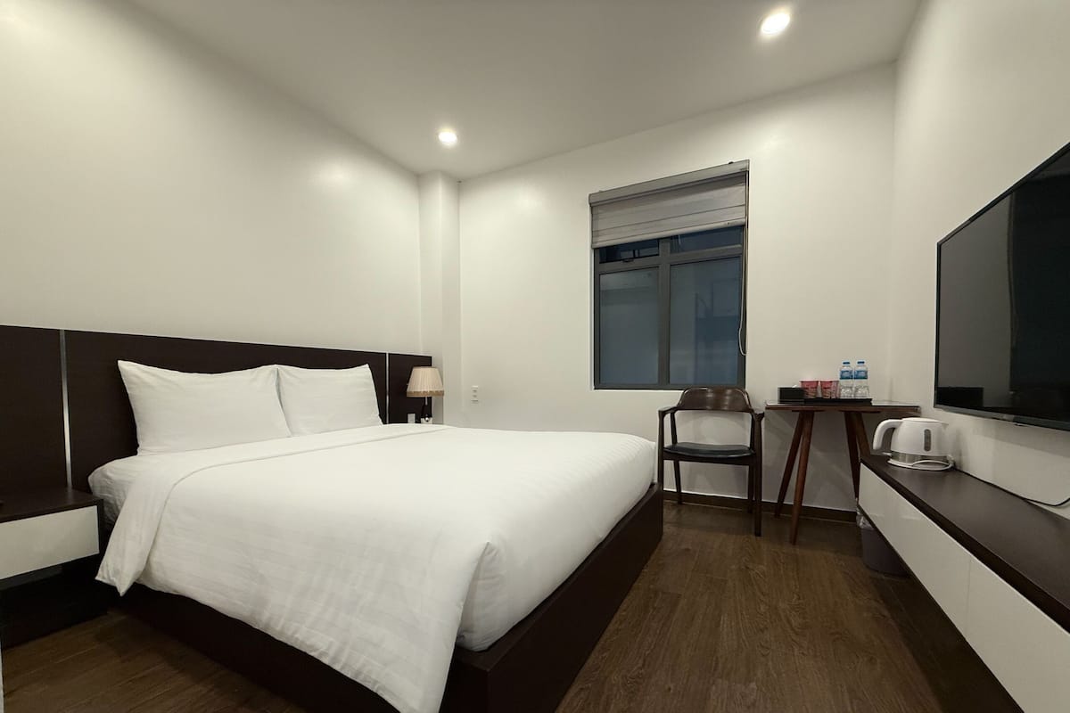 Standard Room | In-room safe, desk, blackout drapes, soundproofing