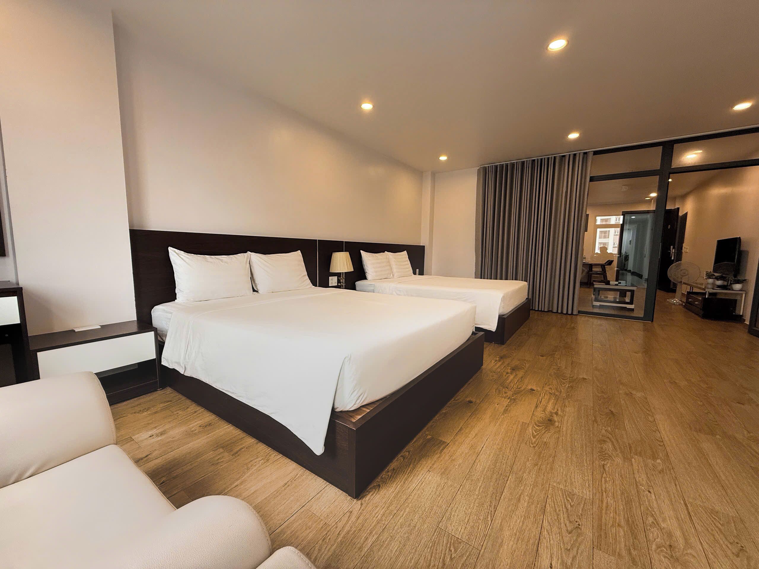 Zimmer, 2 Queen-Betten (Nova Apartment) | Zimmersafe, Schreibtisch, Verdunkelungsvorhänge, schallisolierte Zimmer