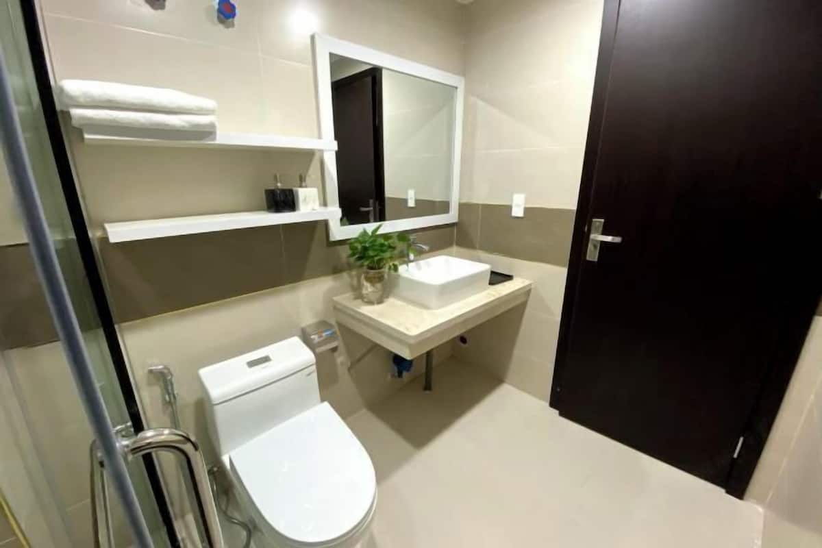 Douche, articles de toilette (gratuits), séchoir à cheveux, pantoufles