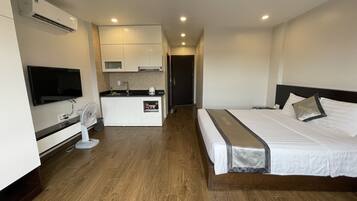 Deluxe Room | Private kitchen | Fridge, microwave, electric kettle