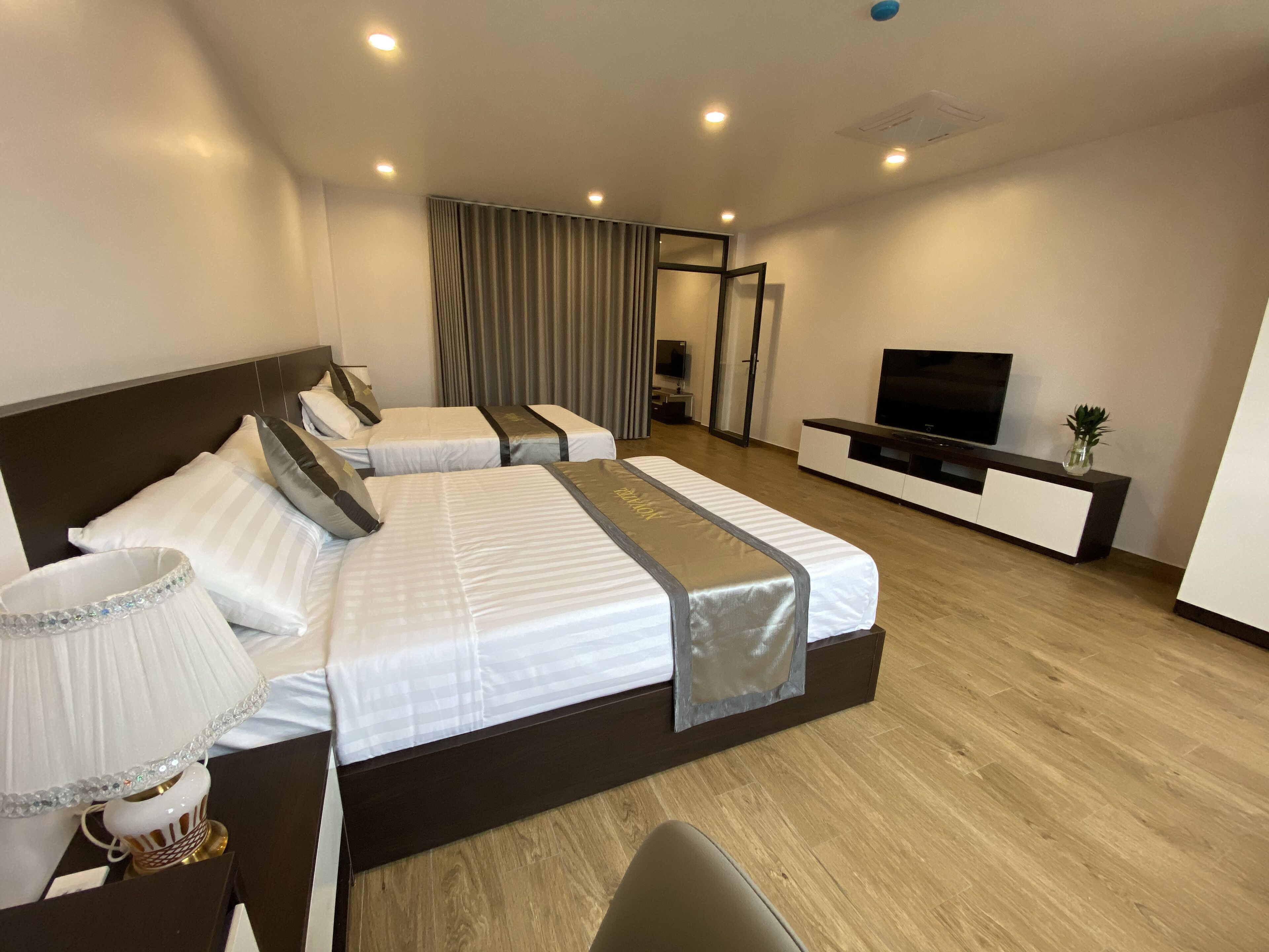 Kamar, 2 Tempat Tidur Queen (Nova Apartment) | Brankas, meja kerja, tirai kedap cahaya, dan kedap suara