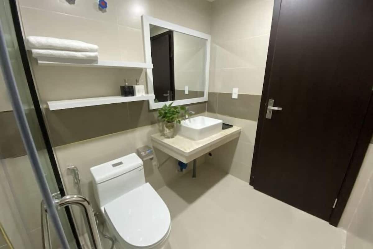 Douche, articles de toilette (gratuits), séchoir à cheveux, pantoufles