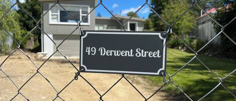 Metallinen linkkiaita, jonka yhteydessä on katukyltti, jossa lukee: ”49 Derwent Street”.