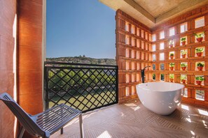 Habitación romántica, tina, vista al río | Ropa de cama de alta calidad y minibar 