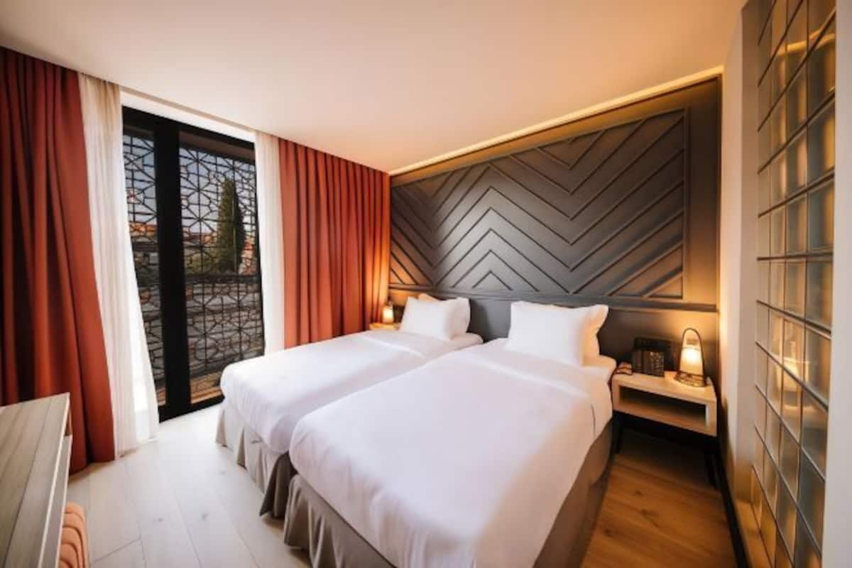 1 bedroom, premium bedding, minibar, in-room safe