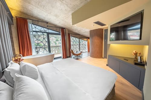 Suite Presidenziale, terrazzo, vista fiume | Biancheria da letto di alta qualità, minibar, una cassaforte in camera