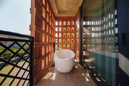 Camera Romantica, vasca da bagno, vista fiume | Biancheria da letto di alta qualità, minibar, una cassaforte in camera