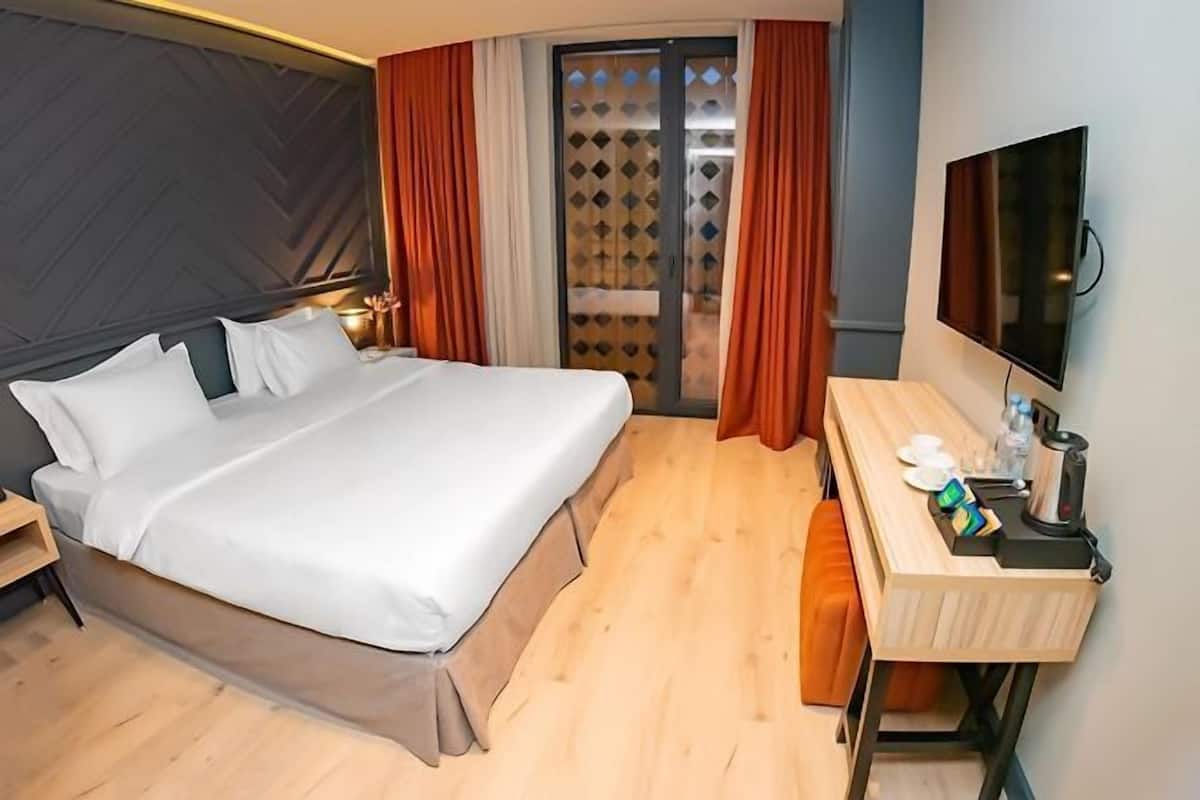1 bedroom, premium bedding, minibar, in-room safe