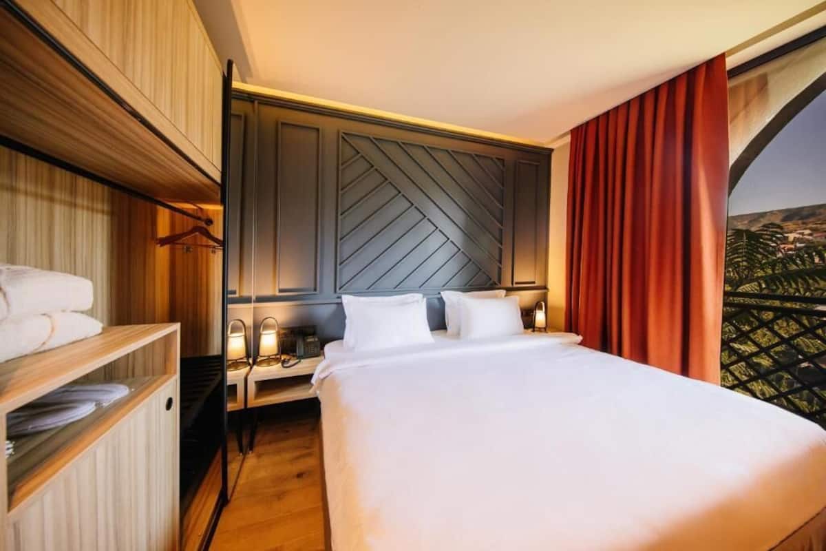 Business kamer, uitzicht op rivier | 1 slaapkamer, luxe beddengoed, een minibar, een kluis op de kamer