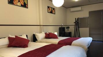 Nhà (Private Vacation Home) | 2 phòng ngủ, bàn, truy cập Internet không dây miễn phí, bộ trải giường