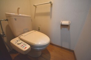 獨棟房屋 (Private Vacation Home) | 浴室 | 淋浴/浴缸二合一、吹風機、拖鞋、免治馬桶