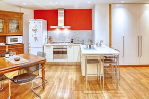 Fridge, microwave, oven, stovetop - Dai Fiorentini - for 8 people, 2 bedrooms + 1 adjoining, 500 m from beach, in centre (Levanto)