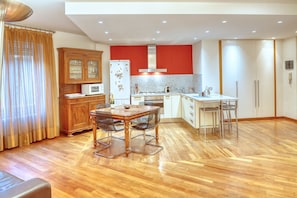 Fridge, microwave, oven, stovetop - Dai Fiorentini - for 8 people, 2 bedrooms + 1 adjoining, 500 m from beach, in centre (Levanto)
