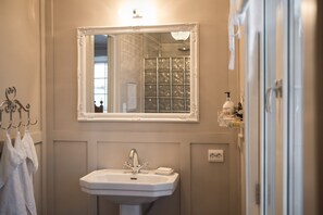 Exclusive Suite | Bathroom | Free toiletries, hair dryer, bathrobes, heated floors - Kvarstad Farm (Ringsaker)
