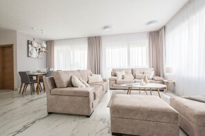 TV, fireplace, foosball - Villa with two pools (Udbina)