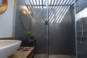 Shower, hair dryer, towels, soap - Luxury Container Conversion Villa  (Tangalle)