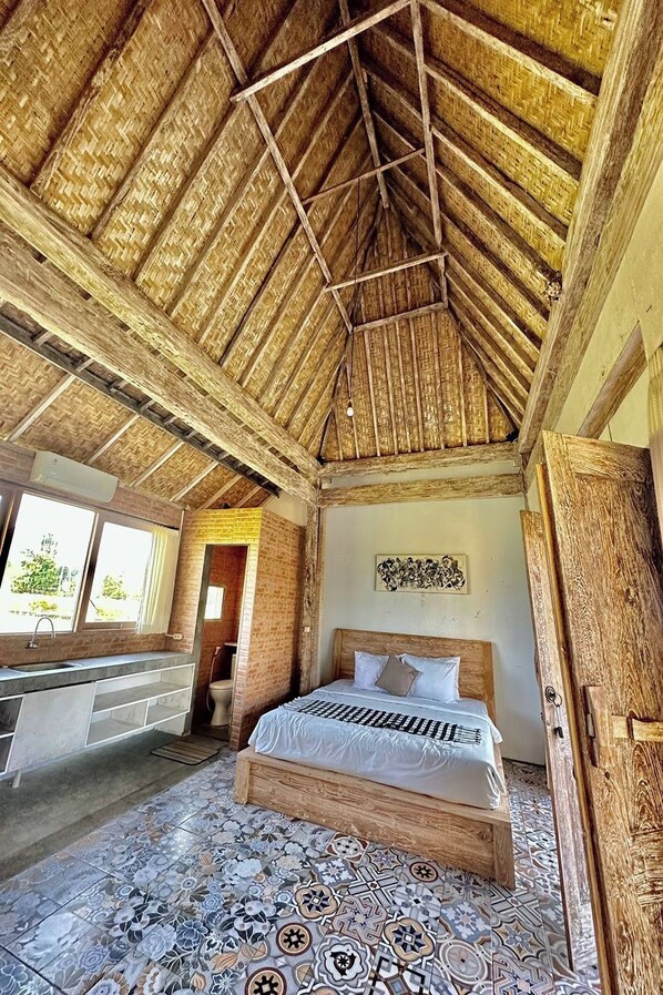 Desk, free WiFi, bed sheets - Bali Eco Living Yoga Healing Meditation and Retreat Center (Denpasar)