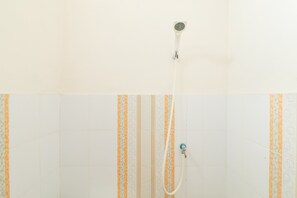 Standard Single Room | Bathroom | Shower, rainfall showerhead, towels - Wisma Lee A Lee (Sleman)