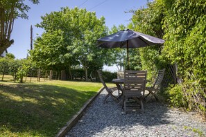 Outdoor dining - Owl Cottage (Llangollen)