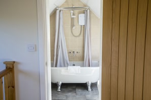 Bathtub, towels
