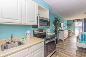 Full-sized fridge, microwave, oven, stovetop - Sea Mist 51311 (Myrtle Beach)